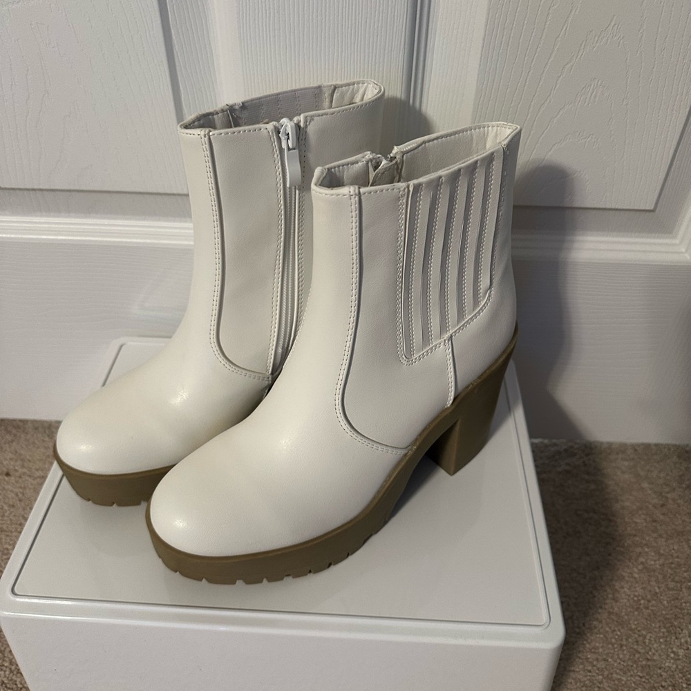 Journee Riplee White Platform Booties - Picture 2 of 6